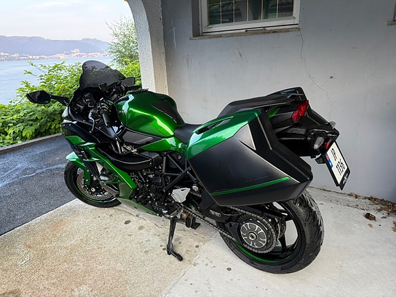 Kawasaki Ninja H2 SX SE 11 of 17