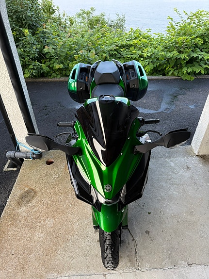 Kawasaki Ninja H2 SX SE 4 of 17
