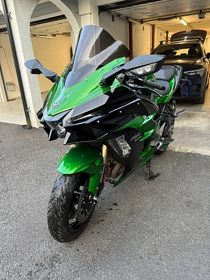 Kawasaki Ninja H2 SX SE 16 of 17