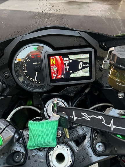 Kawasaki Ninja H2 SX SE 8 of 17