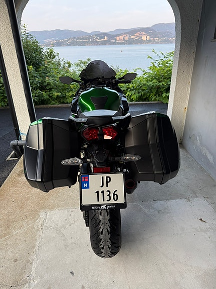 Kawasaki Ninja H2 SX SE 12 of 17