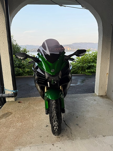 Kawasaki Ninja H2 SX SE 2 of 17