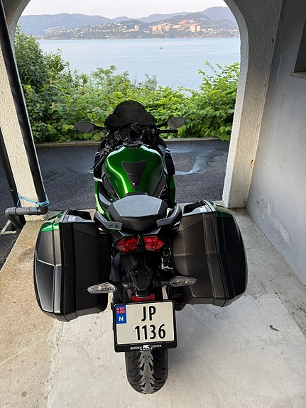 Kawasaki Ninja H2 SX SE 9 of 17