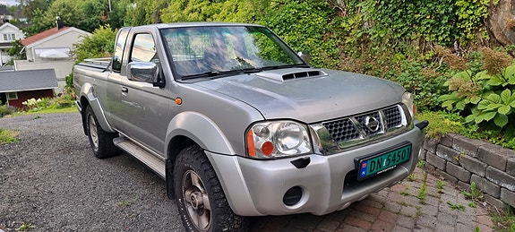 Nissan NP300 2 of 4