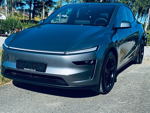 Tesla Model Y 5 of 5