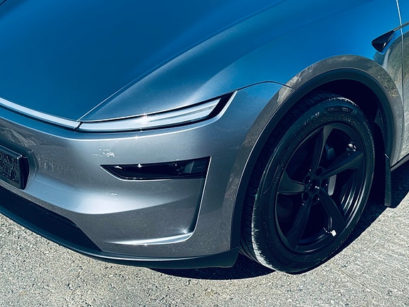 Tesla Model Y 2 of 5