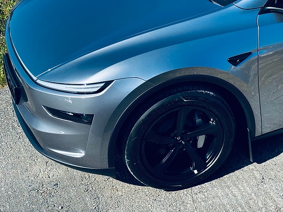 Tesla Model Y 3 of 5