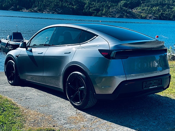 Tesla Model Y 4 of 5