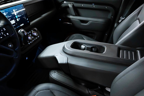 Land Rover Defender 110 17 of 30