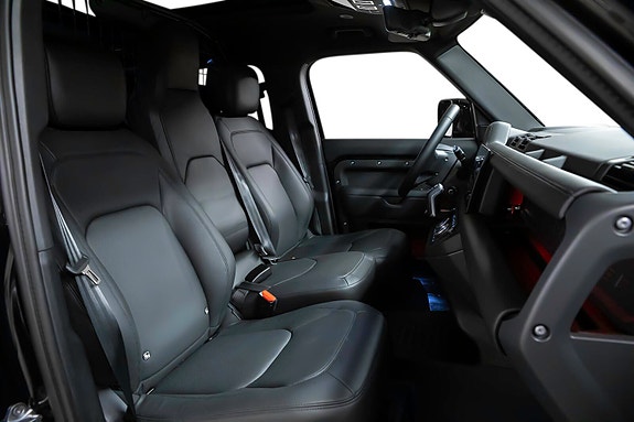 Land Rover Defender 110 19 of 30