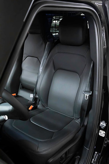 Land Rover Defender 110 15 of 30