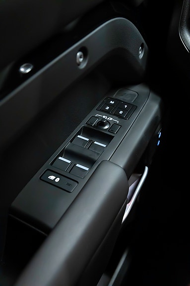 Land Rover Defender 110 16 of 30