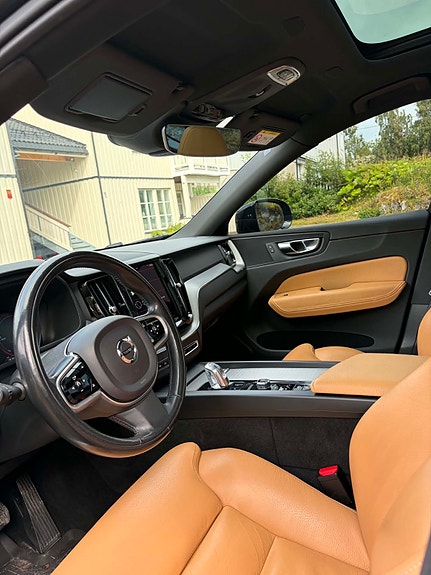 Volvo XC60 2 of 5