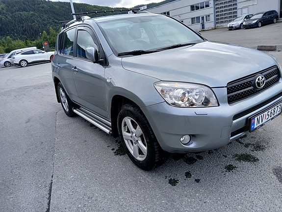 Toyota RAV4 2 of 5