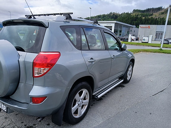 Toyota RAV4 4 of 5