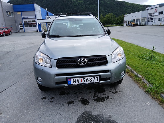 Toyota RAV4 3 of 5