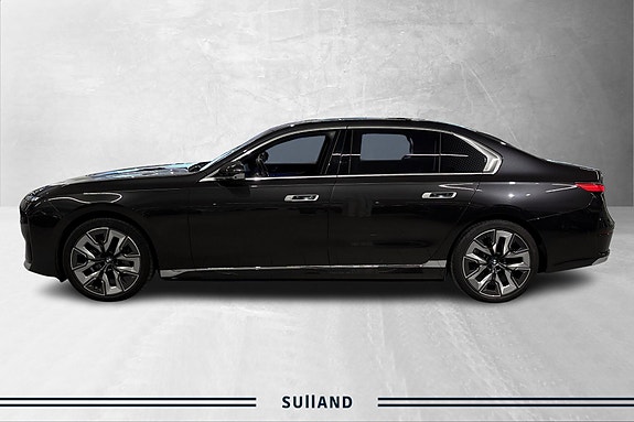 BMW i7 2 of 5