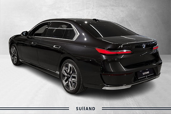 BMW i7 3 of 5