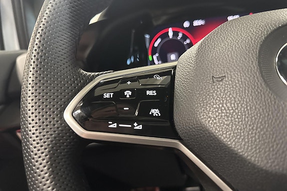Volkswagen Golf VIII 16 of 24