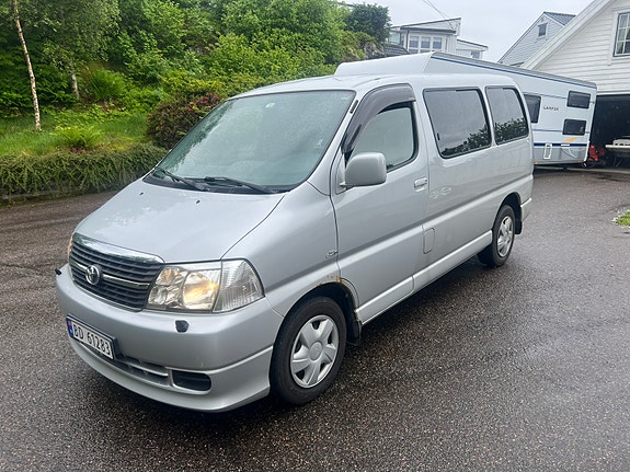 Toyota HiAce 2 of 5