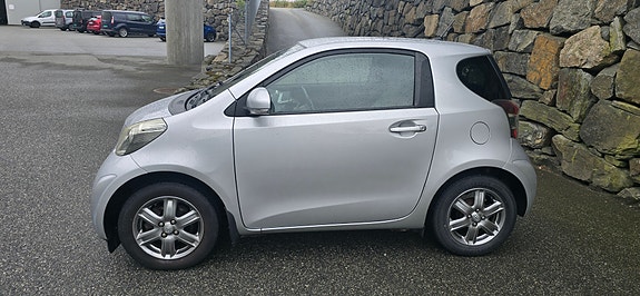 Toyota IQ 8 of 17