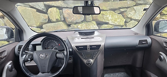 Toyota IQ 11 of 17