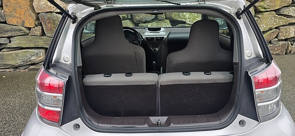 Toyota IQ 12 of 17