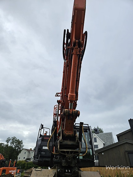 Hitachi ZX225 - 5B 8 of 15