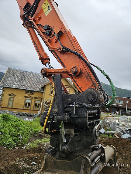Hitachi ZX225 - 5B 9 of 15