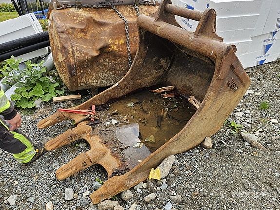 Hitachi ZX225 - 5B 15 of 15