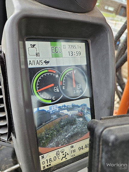 Hitachi ZX225 - 5B 13 of 15