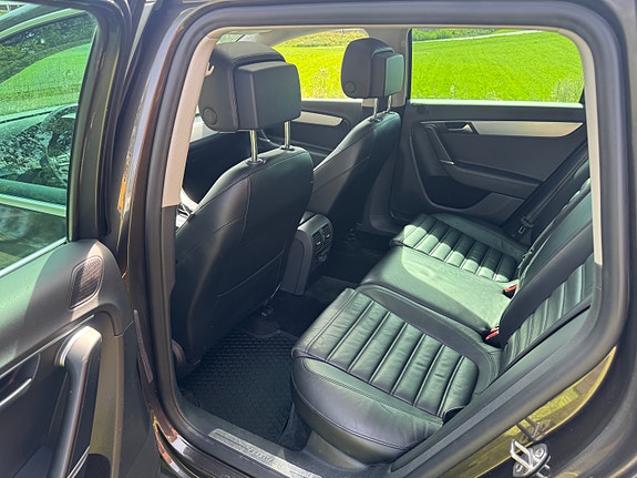 Volkswagen Passat 17 of 30