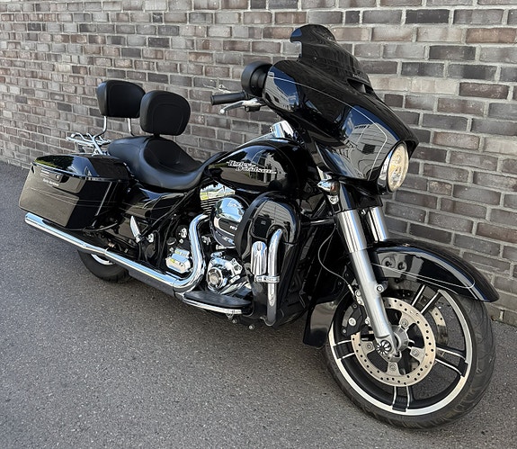 Harley-Davidson FLHXS Street Glide Special 9 of 10