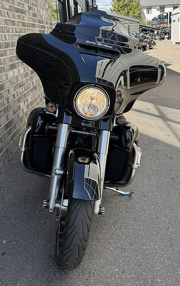 Harley-Davidson FLHXS Street Glide Special 6 of 10