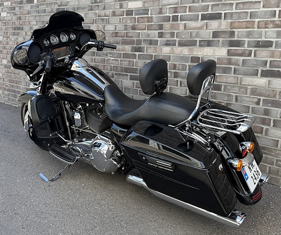 Harley-Davidson FLHXS Street Glide Special 4 of 5