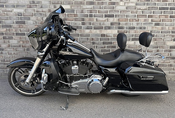 Harley-Davidson FLHXS Street Glide Special 2 of 5