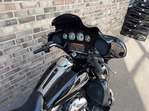 Harley-Davidson FLHXS Street Glide Special 10 of 10