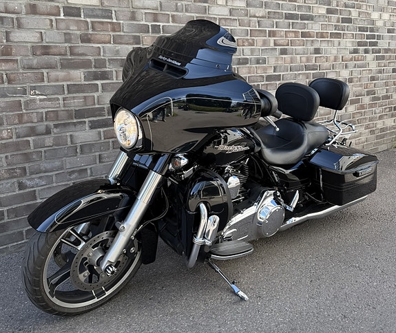 Harley-Davidson FLHXS Street Glide Special 3 of 5