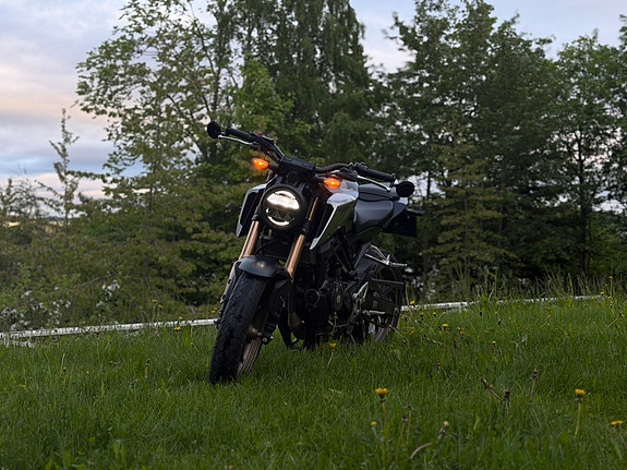 Honda CB 125 R 2 of 6