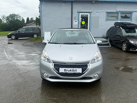 Peugeot 208 2 of 5