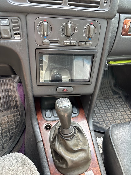 Volvo V70 2 of 6