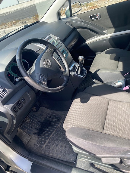 Toyota Corolla Verso 3 of 5