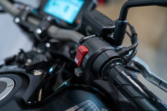 Honda CB650R E-CLUTCH - Sportslig nakensykkel med genial E-Clutch! 12 of 18