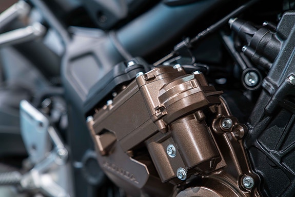 Honda CB650R E-CLUTCH - Sportslig nakensykkel med genial E-Clutch! 16 of 18
