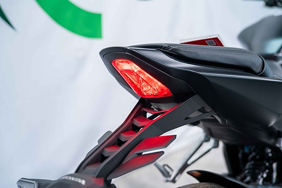 Honda CB650R E-CLUTCH - Sportslig nakensykkel med genial E-Clutch! 7 of 18