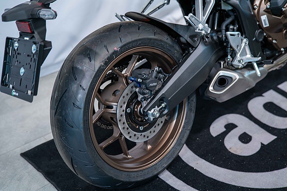 Honda CB650R E-CLUTCH - Sportslig nakensykkel med genial E-Clutch! 6 of 18