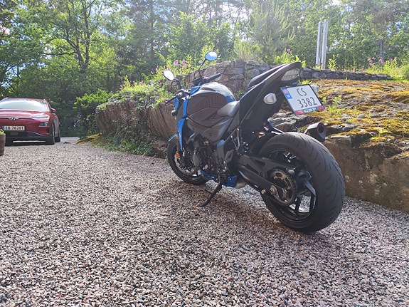 Suzuki GSX-S 750 2 of 7