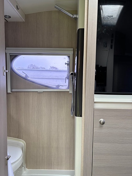 Adria Action 361 LH 4 of 6