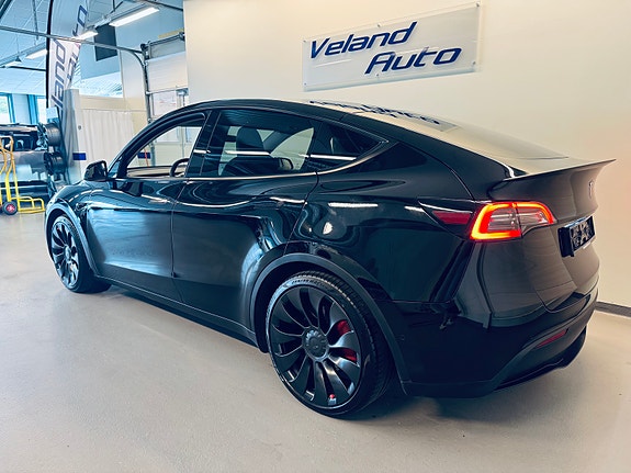 Tesla Model Y 4 of 5