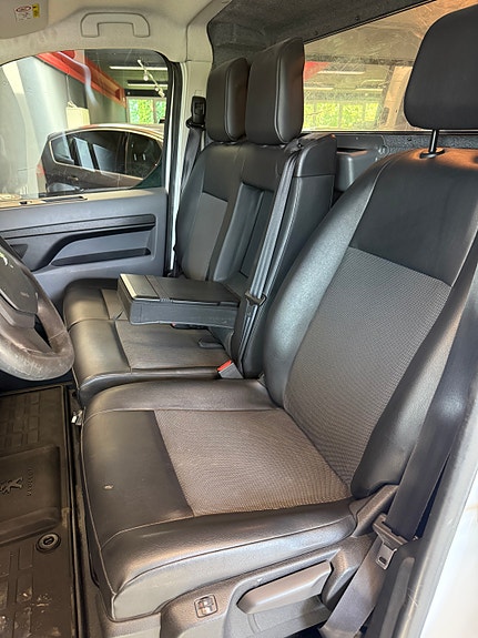 Peugeot Traveller 13 of 27